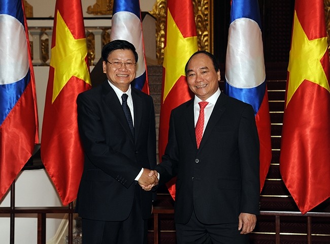 PM Nguyen Xuan Phuc menerima PM Laos, Thongloun Sisoulith - ảnh 1