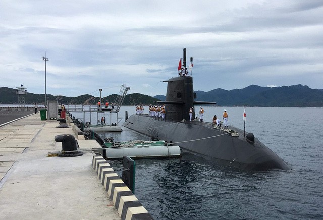 Kapal tenggelam latihan Pasukan Penjaga Laut Jepang berlabuh di pelabuhan Cam Ranh - ảnh 1