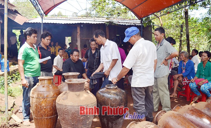 Adat memberi barang sebagai  balasan dari warga etnis minoritas Stieng - ảnh 1