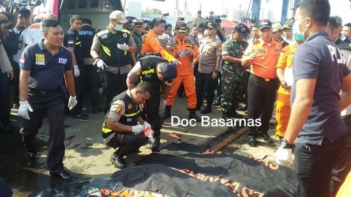 Pekerjaan pencarian dan pertolongan para korban kecelakaan pesawat terbang JT 610 jatuh di laut - ảnh 4