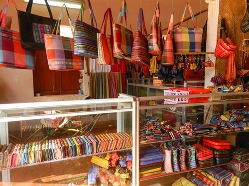 Desa kerajinan menenun kain ikat tradisional My Nghiep - ảnh 2