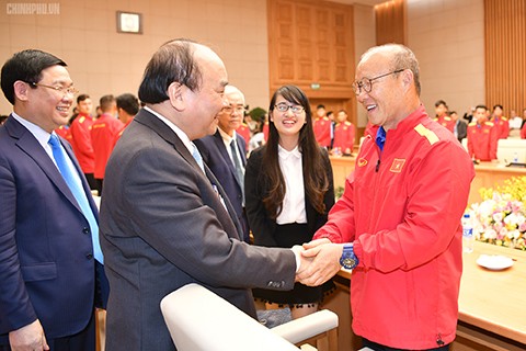 PM Nguyen Xuan Phuc melakukan pertemuan dengan timnas sepak bola laki-laki Vietnam - ảnh 1