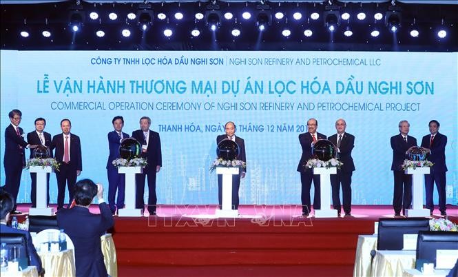 PM Vietnam, Nguyen Xuan Phuc menghadiri acara pengoperasian secara komersial Proyek Kilang Petrokimia Nghi Son, Propinsi Thanh Hoa - ảnh 1