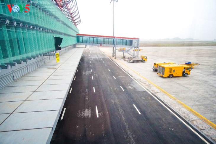 Panorama bandara internasional Van Don di tengah-tengah laut dan langit daerah Dong Bac (Timur Laut)  - ảnh 16