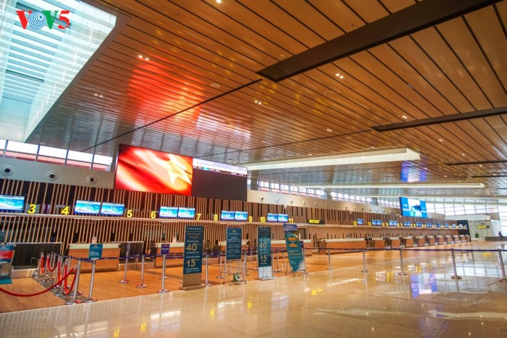 Panorama bandara internasional Van Don di tengah-tengah laut dan langit daerah Dong Bac (Timur Laut)  - ảnh 3