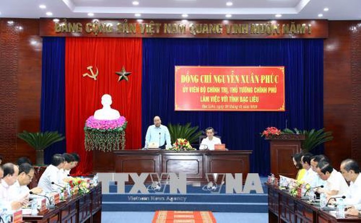 PM Vietnam, Nguyen Xuan Phuc melakukan temu kerja  dengan Provinsi Bac Lieu tentang situasi sosial-ekonomi - ảnh 1