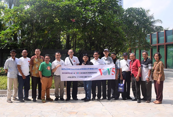 VOV5 melakukan pertemuan dan menyampaikan penghargaan “Pendengar Tipikal tahun 2018” di Jakarta, Indonesia - ảnh 13