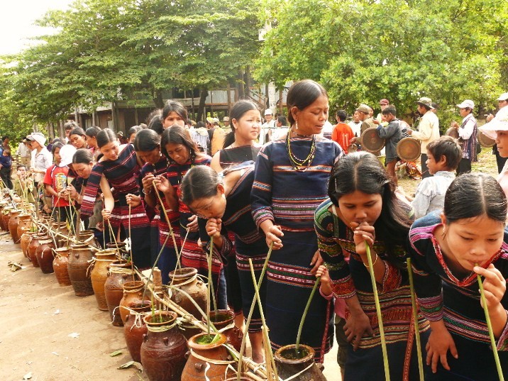 Warga etnis minoritas E De membuat minuman keras  tradisional Can- menggugah aroma musim Semi - ảnh 1