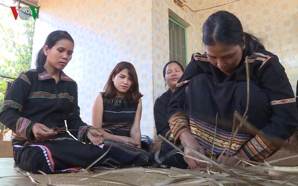 Warga etnis minoritas Jarai mempertahankan kerajinan menganyam tikar Pran - ảnh 1