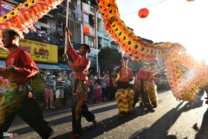 Banyak aktivitas berlangsung secara bergelora dan meriah dalam Pesta  Cap Go Meh- Cho Lon - ảnh 1