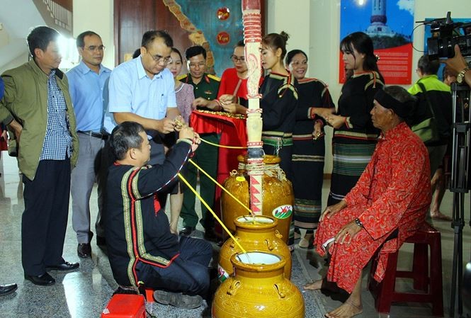 Upacara menyedekahi guci yang unik dari warga etnis minoritas  E De , cabang Mdhur dan Blo  di Provinsi Dak Lak - ảnh 1