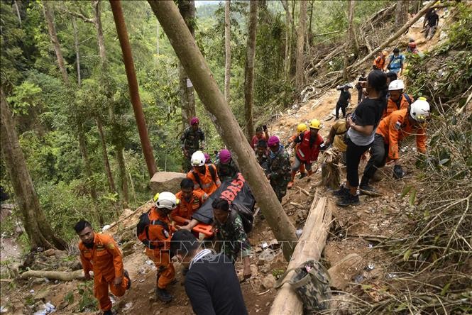 Ada kira-kira 100 orang yang masih terjebak dalam kasus keruntuhan tambang di Indonesia - ảnh 1