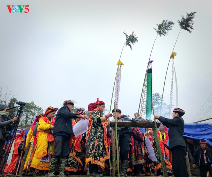 Upacara “Cap sac” dari warga etnis Dao di Propinsi Lao Cai, Vietnam Utara - ảnh 14