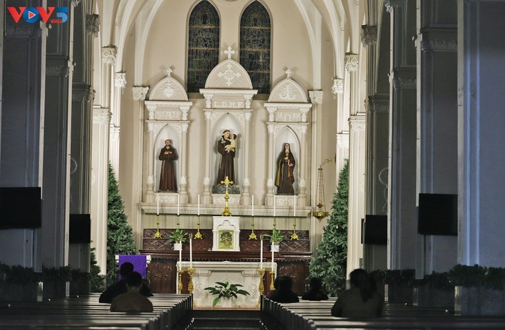 បុណ្យណូអែលដ៏ភ្លឺចិញ្ចែងចិញ្ចាចនៅទីក្រុងហាណូយ - ảnh 18