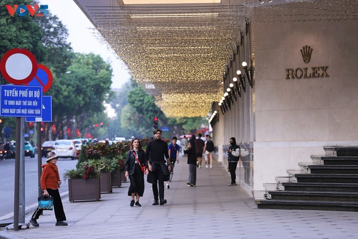 បុណ្យណូអែលដ៏ភ្លឺចិញ្ចែងចិញ្ចាចនៅទីក្រុងហាណូយ - ảnh 1