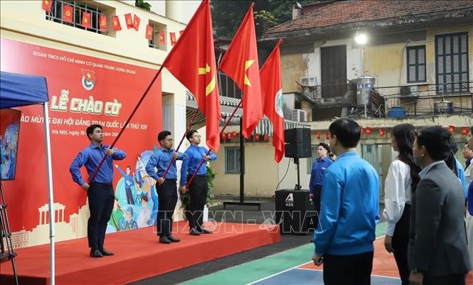 យុវជនទូទាំងប្រទេសប្រារព្ធធ្វើពិធីគោរពទង់ជាតិក្នុងពេលដំណាលគ្នា ស្វាគមន៍ព្រឹត្តិការណ៍នយោបាយដ៏សំខាន់របស់ប្រទេសជាតិ - ảnh 1