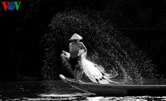 Net-casting dance on the Nhu Y river - ảnh 1