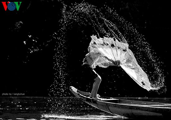 Net-casting dance on the Nhu Y river - ảnh 2