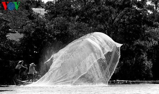 Net-casting dance on the Nhu Y river - ảnh 3