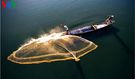 Net-casting dance on the Nhu Y river - ảnh 8