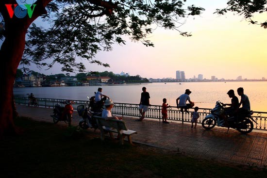 Sunset on West Lake  - ảnh 2