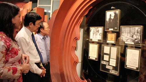 President Truong Tan Sang visits Ho Chi Minh museum  - ảnh 1