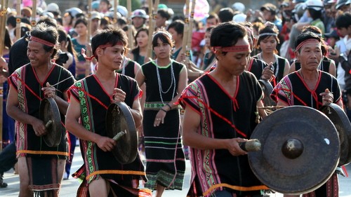 Teaching gongs to young generations in Mo H’ra village - ảnh 1