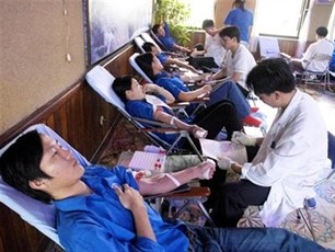 Blood donation day gets underway in Hanoi  - ảnh 1