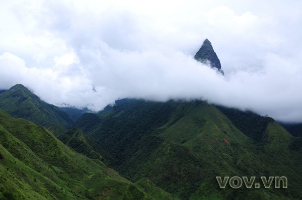 Famous mountain range in Lao Cai  - ảnh 3