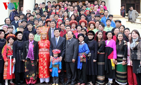 President visits Vietnam ethnic culture-tourism village - ảnh 1