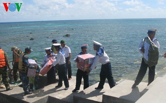 Truong Sa islanders treated to Hue folksongs  - ảnh 1