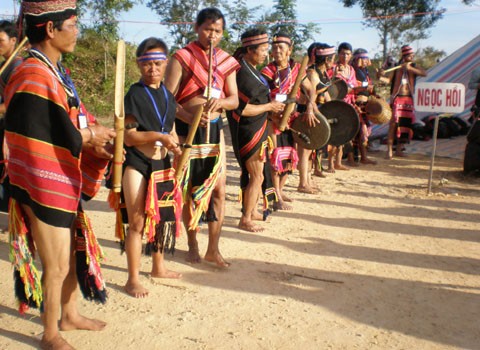 Traditional attire of the Brau people  - ảnh 1