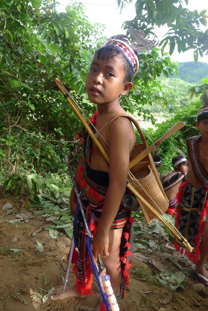 Crossbows among the Cotu - ảnh 2