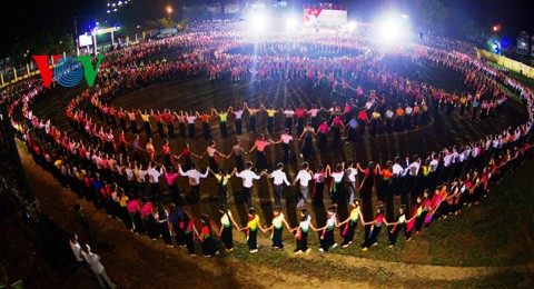 Xoe dance in Muong So - ảnh 1