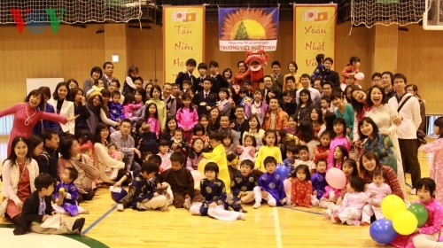 Vietnamese students celebrate Tet abroad - ảnh 1