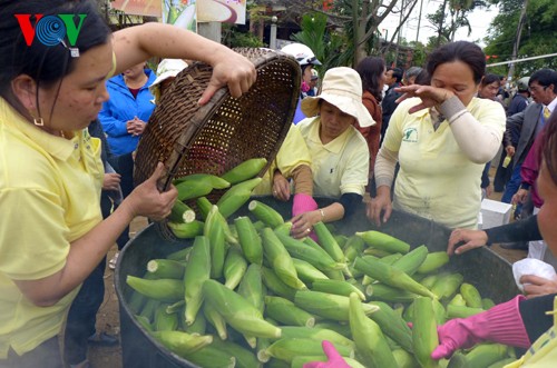 Hoi An hosts first Cam Nam sticky corncob festival - ảnh 1