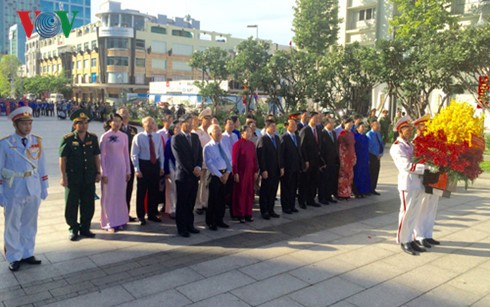 Ho Chi Minh City leaders offer incense to President Ho Chi Minh - ảnh 1