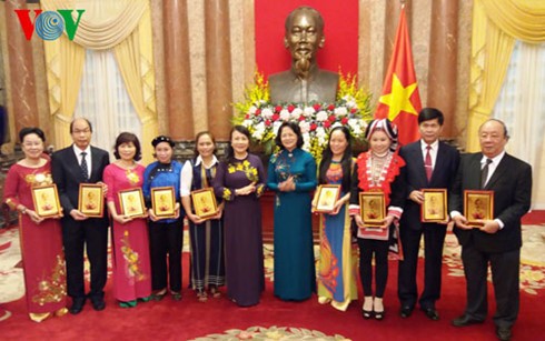 Vice President meets prominent teachers - ảnh 1