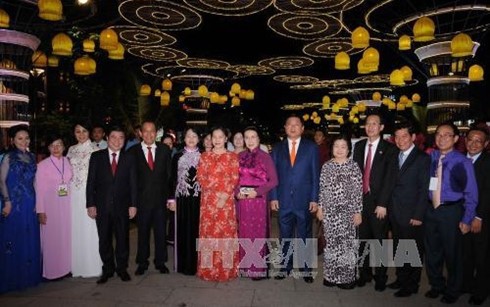 National Assembly Chairwoman opens Nguyen Hue flower walkway - ảnh 1