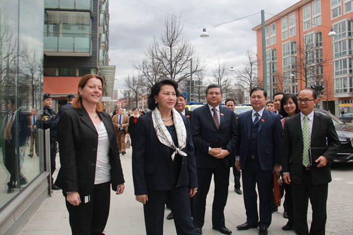 National Assembly Chairwoman meets Swedish Crown Princess  - ảnh 2