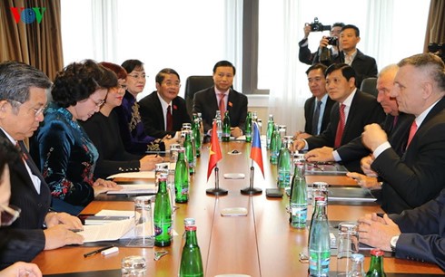 National Assembly Chairwoman receives Czech industry representatives - ảnh 1