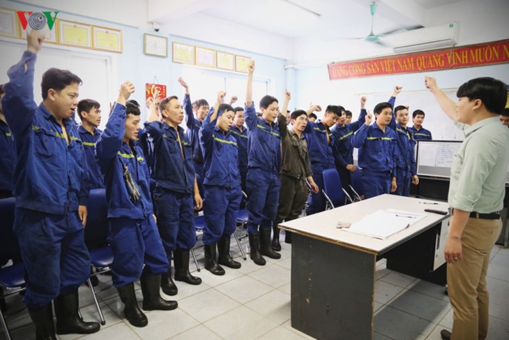 Workers’ Month: A visit to miners - ảnh 1