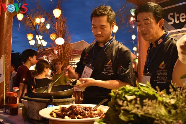 Cao Lau noodle modified by foreign chefs  - ảnh 2