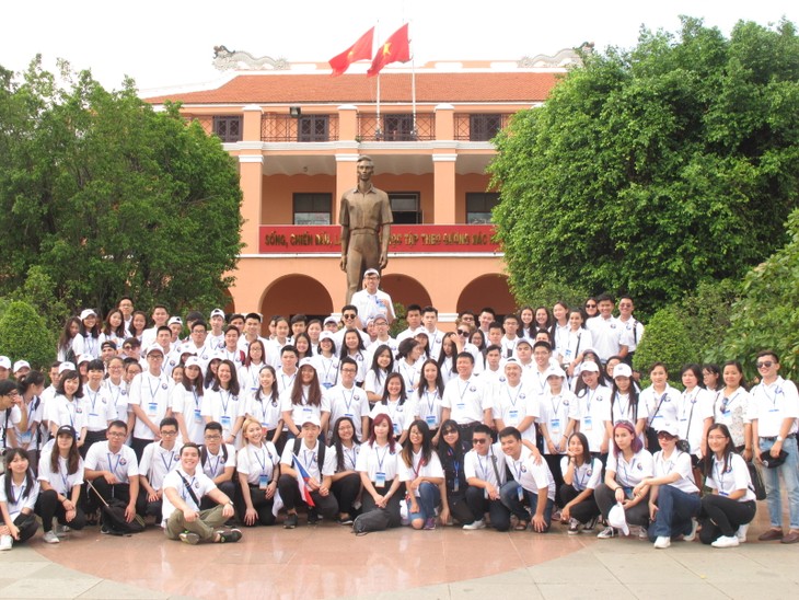 Young Overseas Vietnamese pay tribute to President Ho Chi Minh at Nha Rong Wharf  - ảnh 2