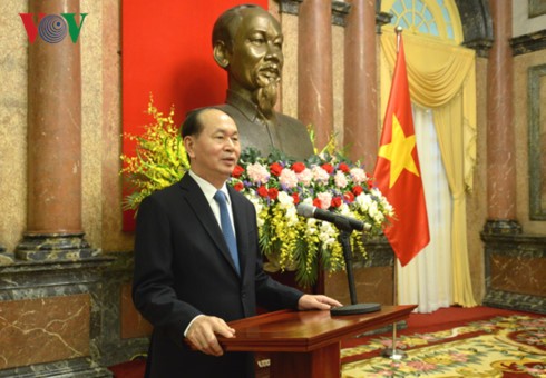 President presents ambassadorial title to diplomats  - ảnh 1