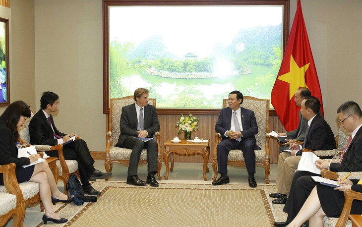 Deputy Prime Minister receives WEF Director Justin Wood - ảnh 1