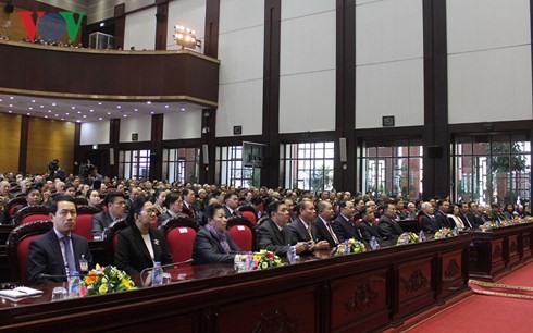 Lao leader meets former Vietnamese volunteers, young people  - ảnh 1