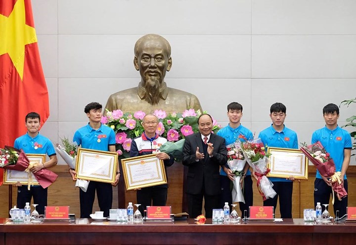 PM praises young footballers' solidarity, physical strength, bravery, self-confidence  - ảnh 1