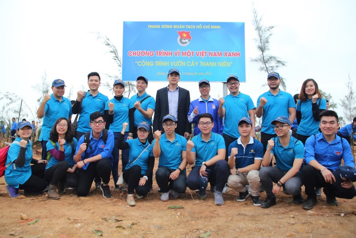 Vietnam Airlines, Youth Union jointly plant 11,000 trees in Quang Ninh - ảnh 4