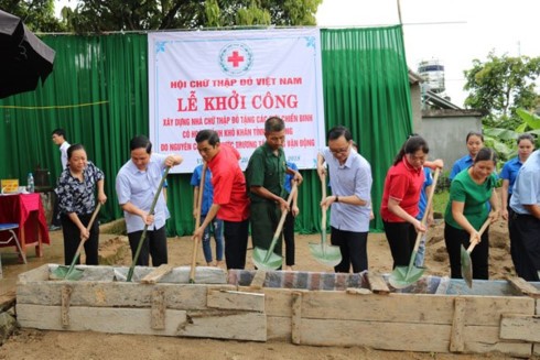 Red Cross volunteers work for community  - ảnh 1